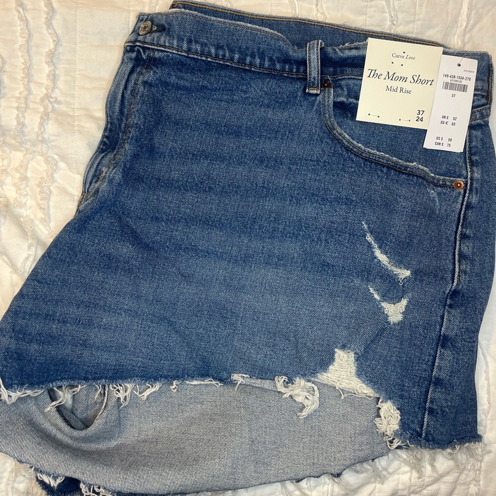Abercrombie mid rise mom short. Size 37 24z new with tags. Just never returned
